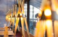 ozdobna lampa wisząca Essence SP Vistosi z bursztynowych świecących rurek ledowych ze szkła Murano do restauracji jadalni kuchni salonu.jpg