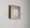 dobrze widoczna lampa Numero LED z numerem budynku na elewację domu na zewnątrz.jpg